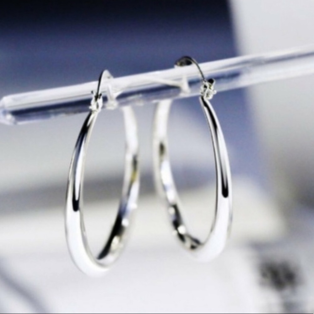 **18K White Gold 1.5”Round Hoops Earrings - Picture 2 of 3